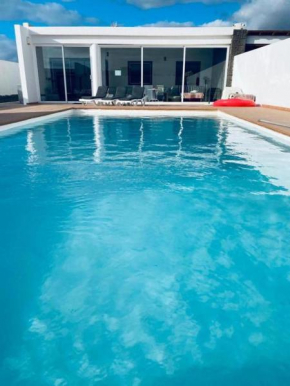 Baroli Villa Nepal. Jardín y piscina privada.